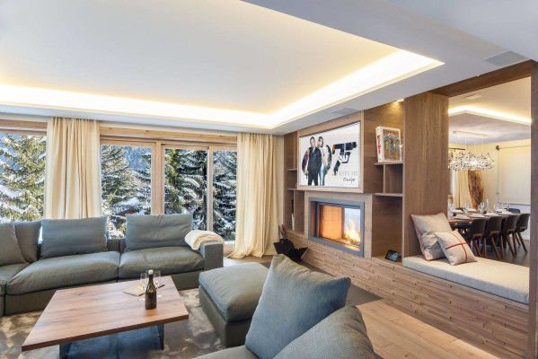 villa in Courchevel : Rent this contemporary and traditional chalet in Courchevel Village for 14 guests. - Photo 2