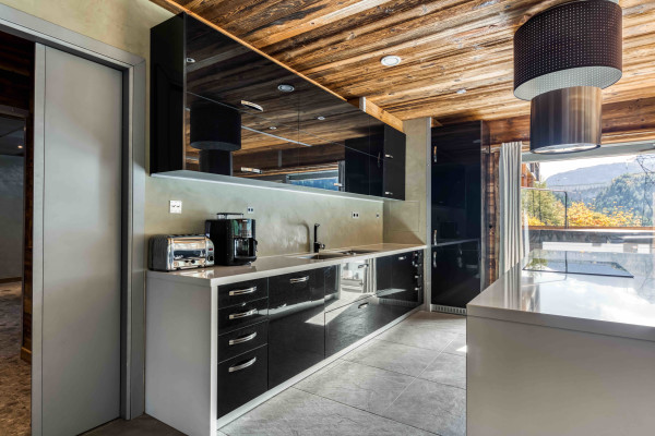 villa in Tignes : Rent this unique chalet which can accommodate up to 14 guests with a aircraft decoration. - Photo 15