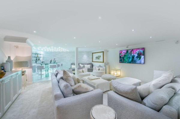 villa in Courchevel : Rent this 6 bedrooms chalet located in Cospillot - Photo 4