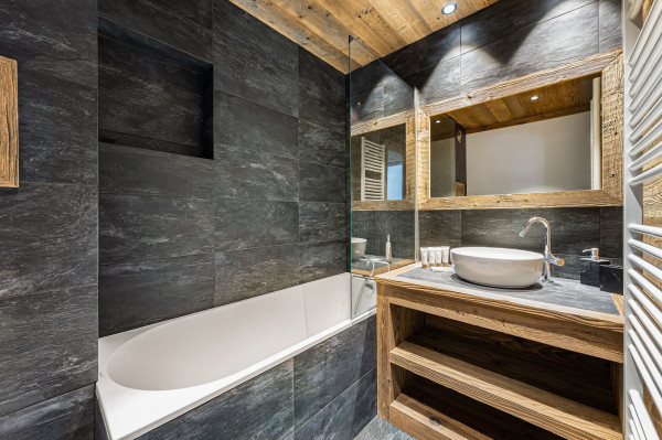 villa in Méribel : Rent this renovated chalet with a perfect location in Méribel station. - Photo 22