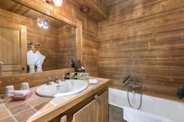 villa in Courchevel : Rent this chalet located in the private hamlet of Les Brigues, only 20 meters from the slopes. - Photo 13