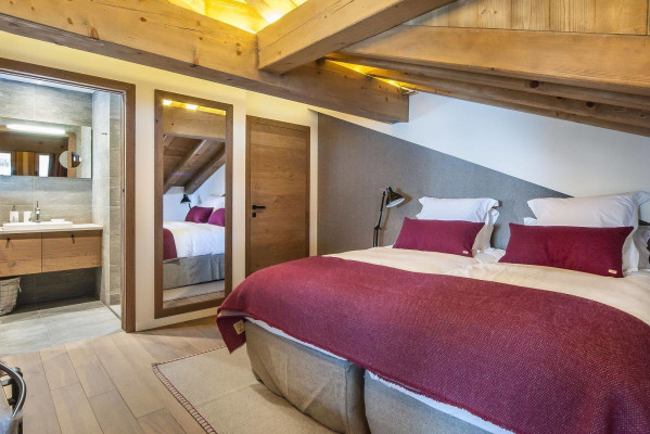 villa in Courchevel : Rent this contemporary and traditional chalet in Courchevel Village for 14 guests. - Photo 5