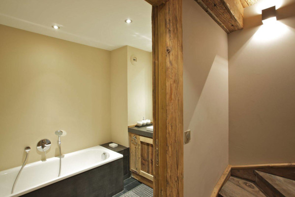 villa in Courchevel : Rent this authentic family Savoyard chalet in Les Chenus. - Photo 10