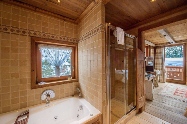 villa in Courchevel : Rent this family chalet with 4 bedrooms in Les Chenus - Photo 11