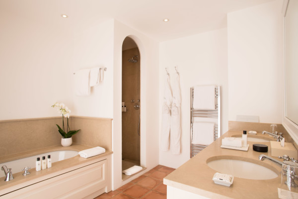 villa in St Tropez : Rent this luxurious provencal property of 460 sqm which can accommodate up to 10 guests. - Photo 14