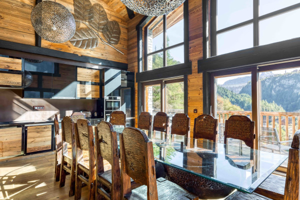 villa in Tignes : Rent this Indonesian decorated chalet walking distance to the lift in Tignes Brevieres - Photo 2