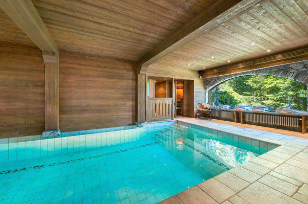 villa in Courchevel : Rent this chalet located in the private hamlet of Les Brigues, only 20 meters from the slopes. - Photo 1