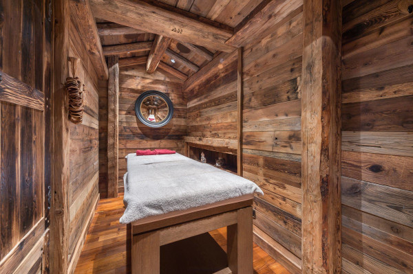 villa in Courchevel : Rent this 6 bedrooms chalet located in the Domain de Bllecôte  in Courchevel 1850. - Photo 13