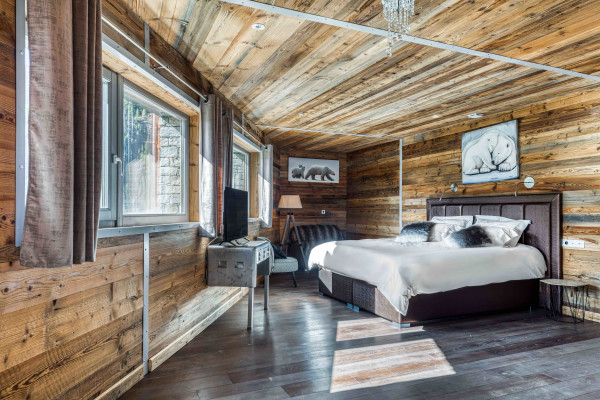 villa in Tignes : Rent this unique chalet which can accommodate up to 14 guests with a aircraft decoration. - Photo 12
