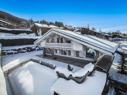 villa in Megeve : Rent this charming chalet fully renovated with contemporary decoration, 70m from the slopes in Princess area. - Photo 0