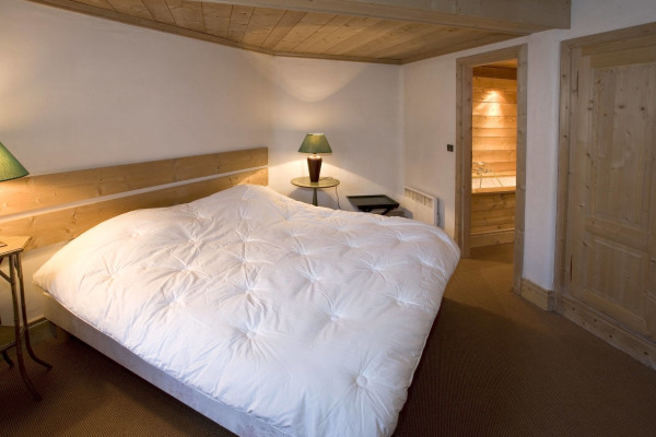 villa in Courchevel : Rent this  typically ski in ski out Savoyard mountain chalet - Photo 14