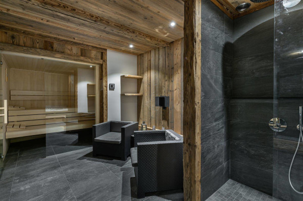 villa in Val d'Isere : Rent this 5 bedroom chalet located close to the slope in Le Fornet, Val d'Isère, with sauna and jacuzzi. - Photo 7