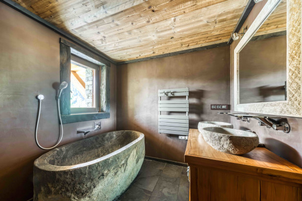 villa in Tignes : Rent this Indonesian decorated chalet walking distance to the lift in Tignes Brevieres - Photo 18