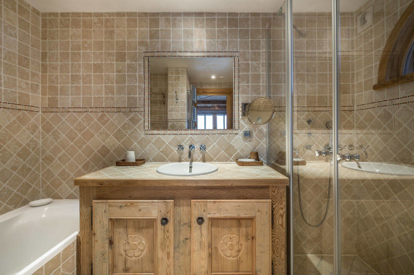 villa in Courchevel : Rent this 6 bedrooms chalet located in the Domain de Bllecôte  in Courchevel 1850. - Photo 7