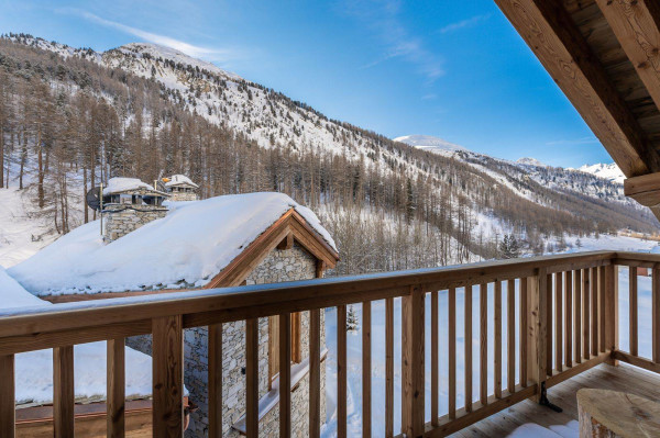 villa in Val d'Isere : Rent this 5 bedroom chalet located close to the slope in Le Fornet, Val d'Isère, with sauna and jacuzzi. - Photo 3