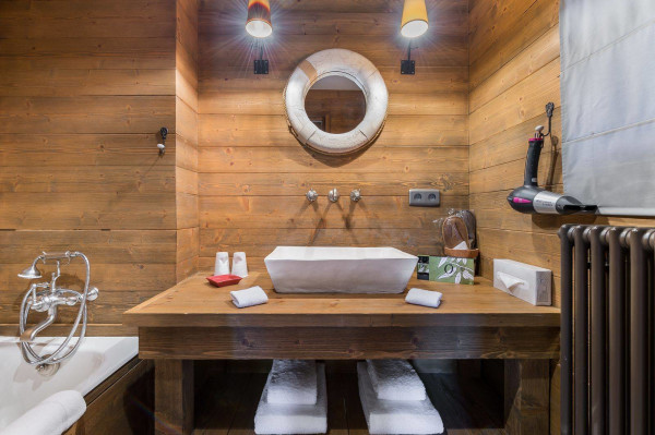 villa in Courchevel : Rent this chalet located in the private hamlet of Les Brigues, only 20 meters from the slopes. - Photo 12