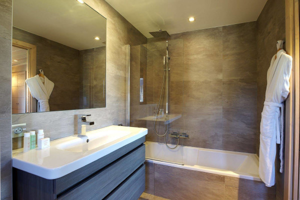 villa in Courchevel : Rent this 4 bedroom chalet in a well-known quiet place in Courchevel Moriond. - Photo 7