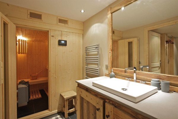 villa in Courchevel : Rent this authentic family Savoyard chalet in Les Chenus. - Photo 13