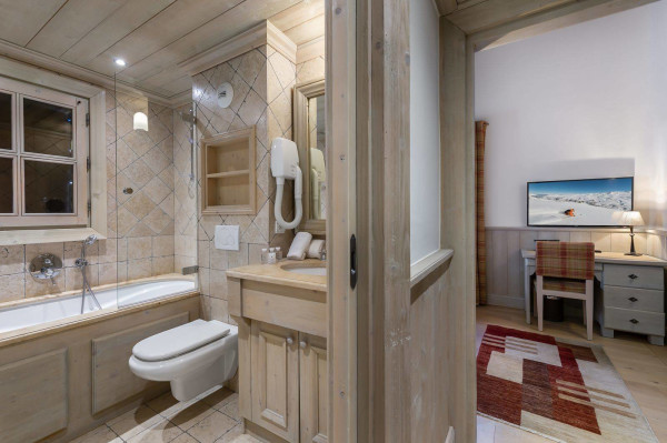 villa in Courchevel : Rent this family Chalet located in the Pralong area within fifty meters from the slopes. - Photo 14