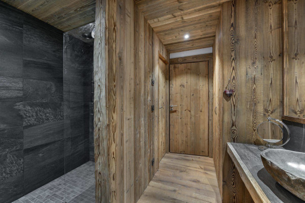 villa in Val d'Isere : Rent this 5 bedroom chalet located close to the slope in Le Fornet, Val d'Isère, with sauna and jacuzzi. - Photo 5