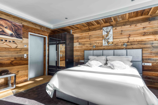 villa in Tignes : Rent this unique chalet which can accommodate up to 14 guests with a aircraft decoration. - Photo 11
