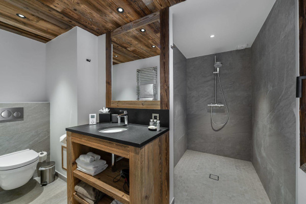 villa in St Martin de Belleville : Rent this modern and luxurious catered chalet with a lovely spa area in St Martin de Belleville. - Photo 9