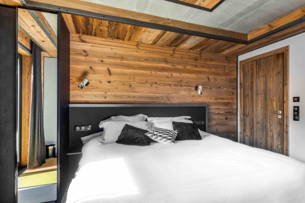 villa in Tignes : Rent this unique chalet for 8 guests located a short walk from the lift. - Photo 9