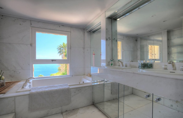 villa in Cannes : Rent this Modern property with a stunning view which can accommodate up to 10 guests. - Photo 11