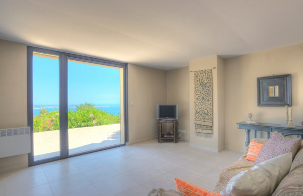 villa in Cannes : Rent this Modern property with a stunning view which can accommodate up to 10 guests. - Photo 8