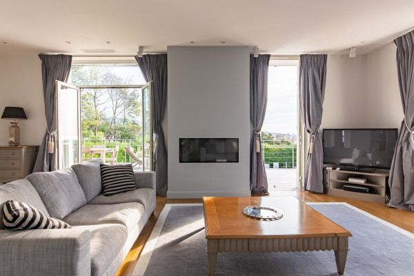 villa in Cannes : Rent this renovated villa in the quiet area of La Croix des Gardes,  can accommodate up 8 guests. - Photo 3