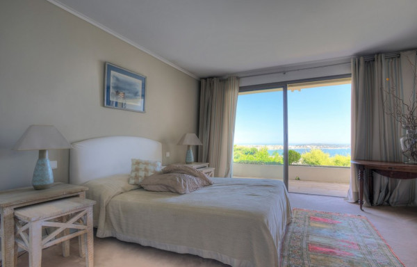 villa in Cannes : Rent this Modern property with a stunning view which can accommodate up to 10 guests. - Photo 14