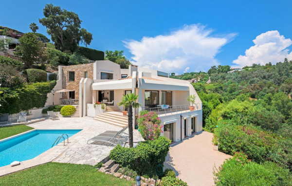 villa in Cannes : Rent this Modern property with a stunning view which can accommodate up to 10 guests. - Photo 0