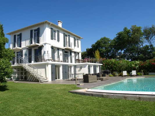 villa in Cannes : Rent this renovated villa in the quiet area of La Croix des Gardes,  can accommodate up 8 guests. - Photo 0