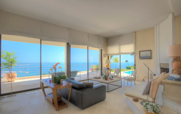villa in Cannes : Rent this Modern property with a stunning view which can accommodate up to 10 guests. - Photo 3