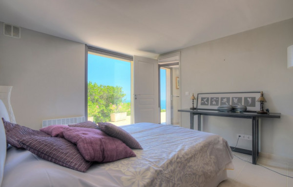 villa in Cannes : Rent this Modern property with a stunning view which can accommodate up to 10 guests. - Photo 13