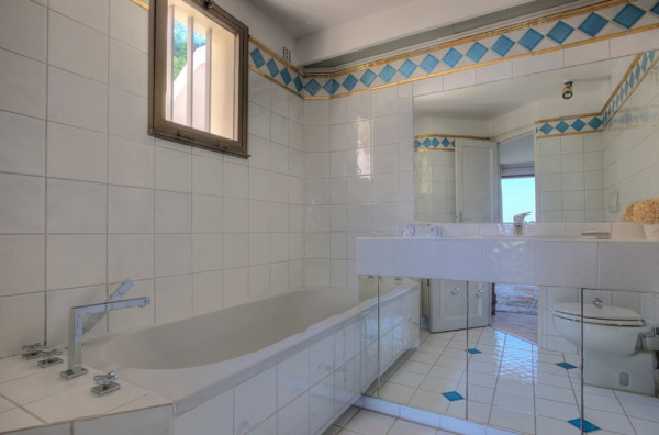 villa in Cannes : Rent this Modern property with a stunning view which can accommodate up to 10 guests. - Photo 10