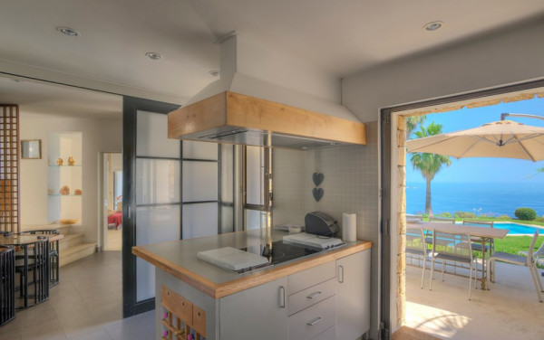 villa in Cannes : Rent this Modern property with a stunning view which can accommodate up to 10 guests. - Photo 6