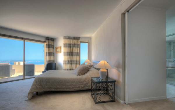 villa in Cannes : Rent this Modern property with a stunning view which can accommodate up to 10 guests. - Photo 15