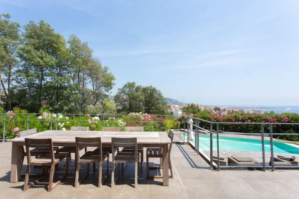 villa in Cannes : Rent this renovated villa in the quiet area of La Croix des Gardes,  can accommodate up 8 guests. - Photo 2
