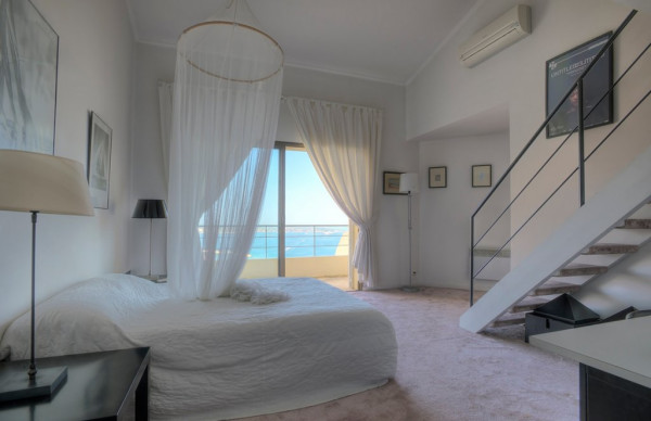 villa in Cannes : Rent this Modern property with a stunning view which can accommodate up to 10 guests. - Photo 9