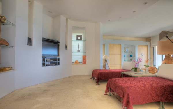 villa in Cannes : Rent this Modern property with a stunning view which can accommodate up to 10 guests. - Photo 12