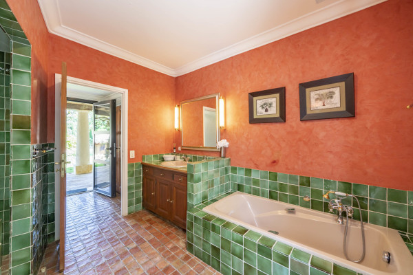 villa in Cannes : Rent this 8 bedrooms with an amazing view of  the Cap d'Antibes and Golfe Juan bay. - Photo 34
