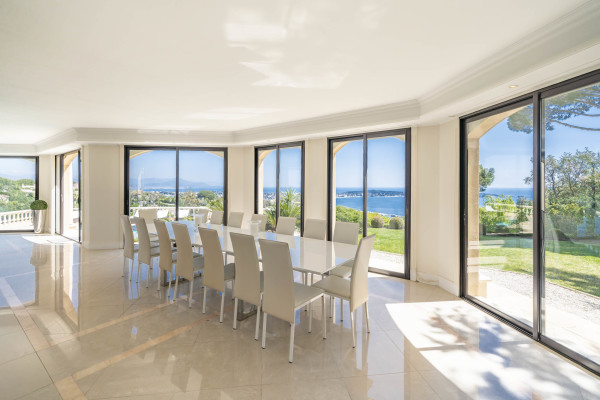 villa in Cannes : Rent this 8 bedrooms with an amazing view of  the Cap d'Antibes and Golfe Juan bay. - Photo 12