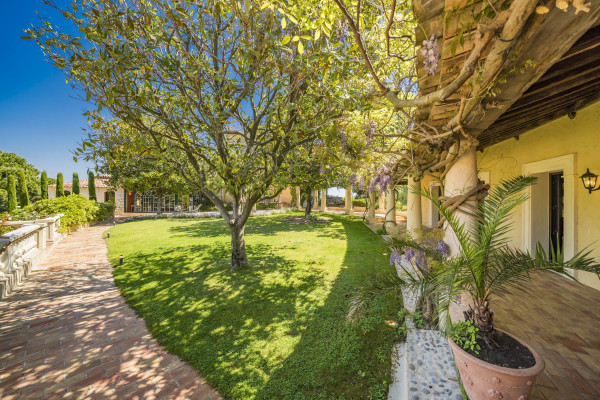 villa in Cannes : Rent this 8 bedrooms with an amazing view of  the Cap d'Antibes and Golfe Juan bay. - Photo 22