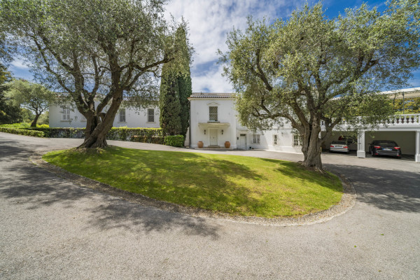 villa in Cap d'Antibes : Rent this exceptional domaine from the 1920's - 9 bedrooms, tennis court, large swimming pool, fitness room. - Photo 50