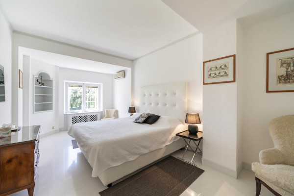 villa in Cap d'Antibes : Rent this exceptional domaine from the 1920's - 9 bedrooms, tennis court, large swimming pool, fitness room. - Photo 24