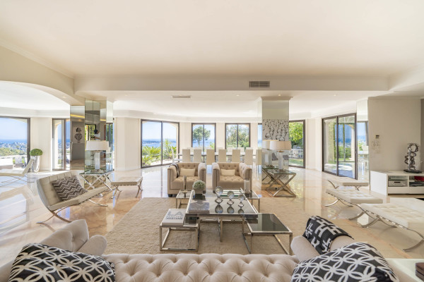 villa in Cannes : Rent this 8 bedrooms with an amazing view of  the Cap d'Antibes and Golfe Juan bay. - Photo 7