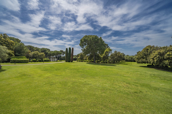 villa in Cap d'Antibes : Rent this exceptional domaine from the 1920's - 9 bedrooms, tennis court, large swimming pool, fitness room. - Photo 38