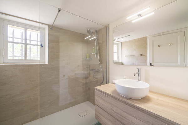 villa in Grasse : Rent this 8 bedrooms provencal villa between Valbonne and Grasse, perfect for family holidays. - Photo 14