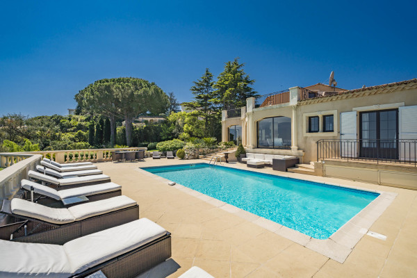 villa in Cannes : Rent this 8 bedrooms with an amazing view of  the Cap d'Antibes and Golfe Juan bay. - Photo 3